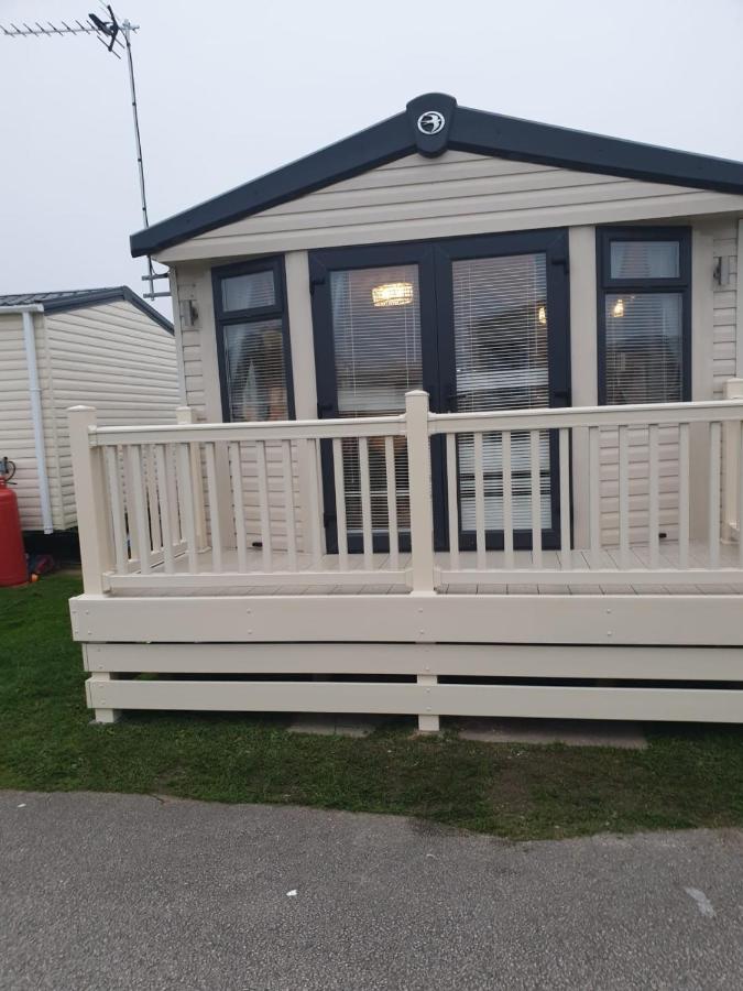 Swift Burgundy Apartment Prestatyn Exterior photo